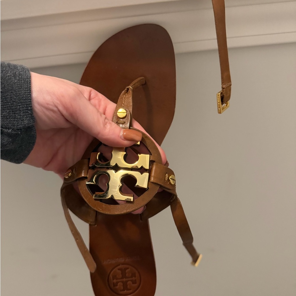 Tory Burch Tan Leather Sandals with Gold Logo - Picture 3 of 5